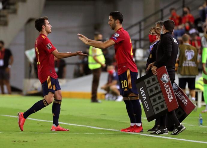 Merino se dispone a entrar en el campo en un partido de la selección estatal en la fase clasificatoria del Mundial de Catar 2022