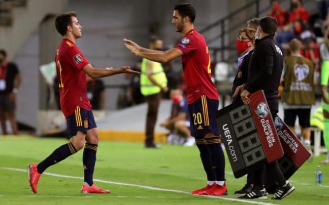 Merino se dispone a entrar en el campo en un partido de la selección estatal en la fase clasificatoria del Mundial de Catar 2022