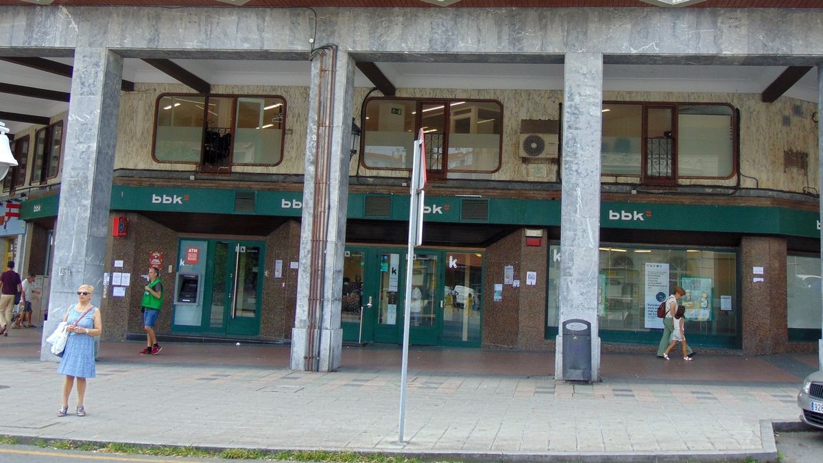 Los soportales frente al ayuntamiento son de uso p&uacute;blico pero titularidad privada.