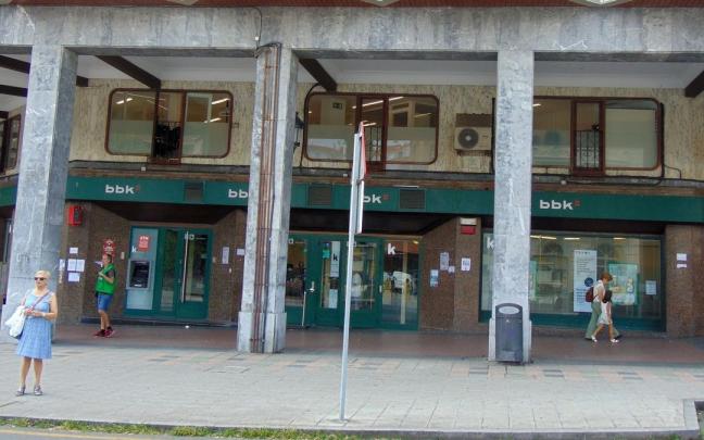 Los soportales frente al ayuntamiento son de uso p&uacute;blico pero titularidad privada.