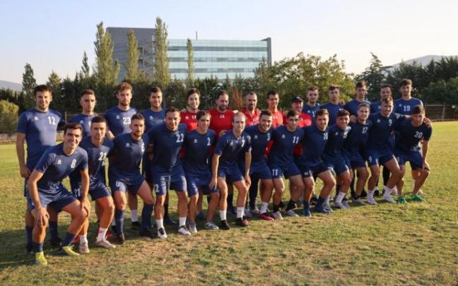 La plantilla de la Mutilvera posa en un entrenamiento de pretemporada. La plantilla de la Mutilvera posa en un entrenamiento de pretemporada.