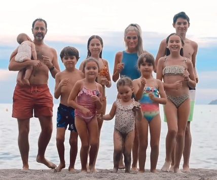 Verdeliss, bailando en la playa con su marido y sus ocho hijos.