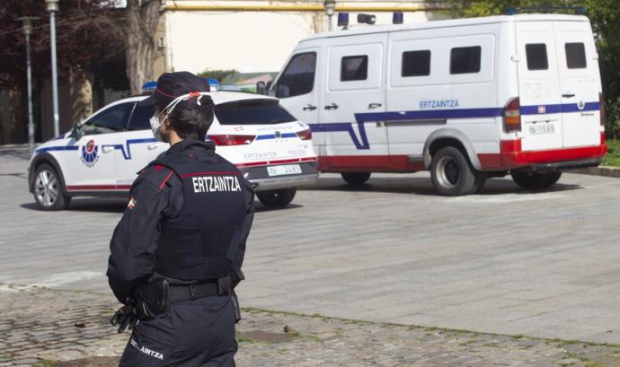 Agente de la Ertzaintza en el centro de Vitoria.