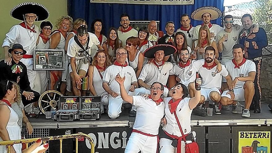 Integrantes de la pe&ntilde;a tras una actuaci&oacute;n de Chuch&iacute;n Ib&aacute;&ntilde;ez en 2017.