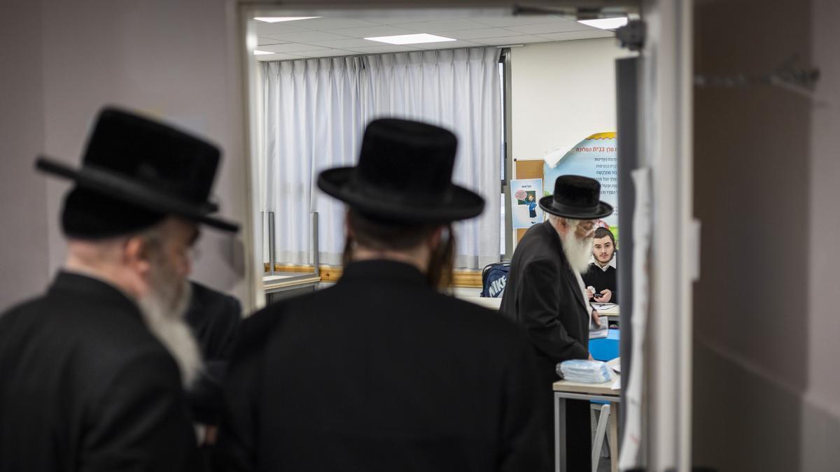 Varios hombres hacen colar para votar en un colegio electoral de Jerusalén.