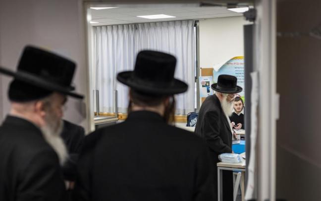 Varios hombres hacen colar para votar en un colegio electoral de Jerusal&eacute;n.