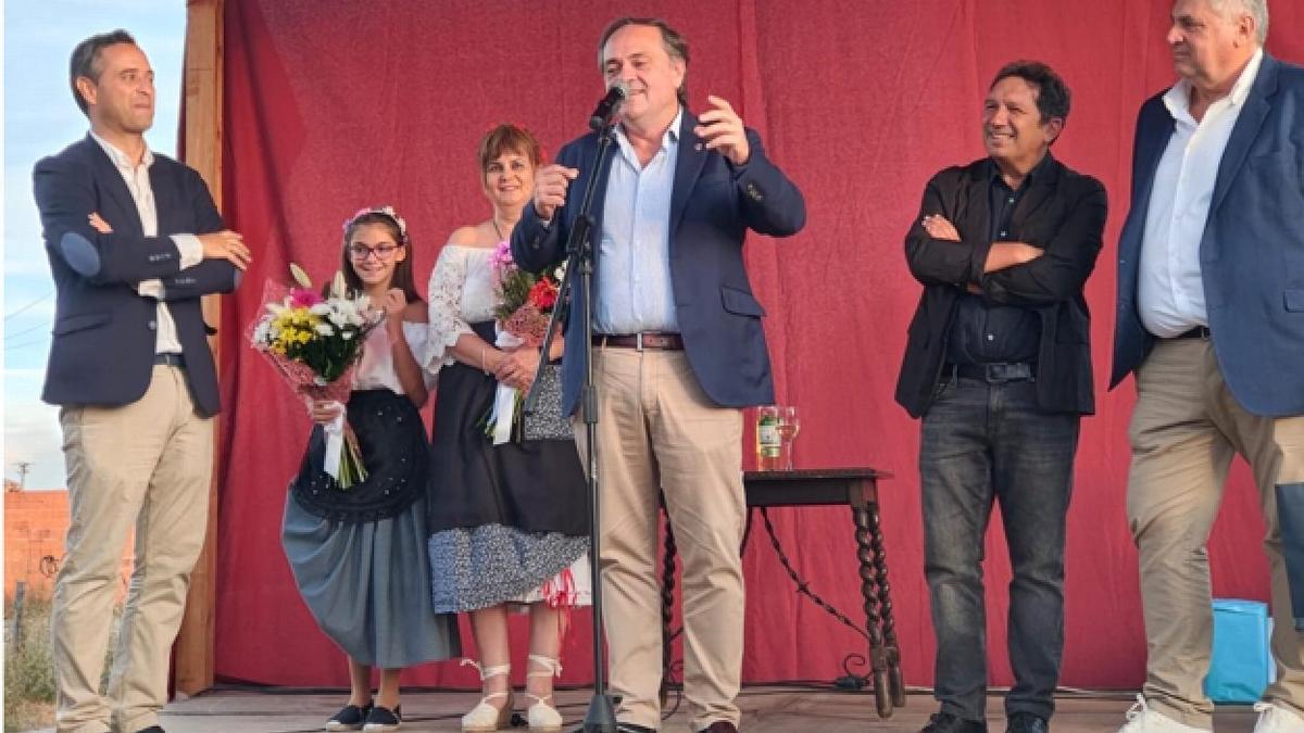 Aperribay, junto a César López, Eusebio y Ubarretxena, ejerciendo de pregonero en Serrada, el pasado septiembre.