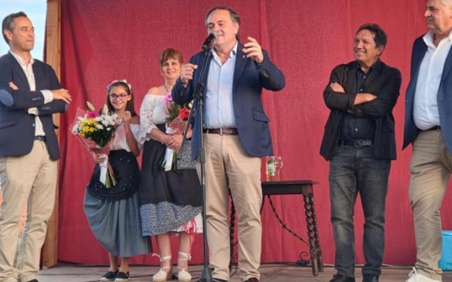 Aperribay, junto a César López, Eusebio y Ubarretxena, ejerciendo de pregonero en Serrada, el pasado septiembre. Aperribay, junto a César López, Eusebio y Ubarretxena, ejerciendo de pregonero en Serrada, el pasado septiembre.