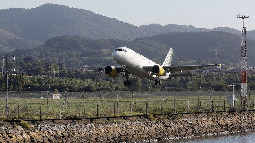 Un avión de Vueling despega desde el aeropuerto de Hondarribia.