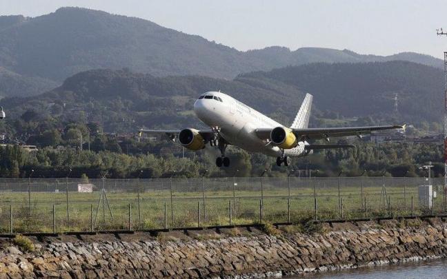 Un avión de Vueling despega desde el aeropuerto de Hondarribia. Un avión de Vueling despega desde el aeropuerto de Hondarribia.