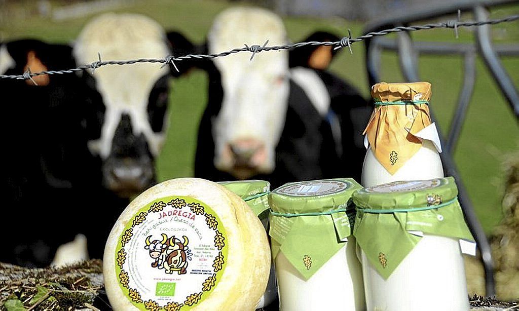 Jauregia Esnekiak produce leche, quesos, yogures y batidos.