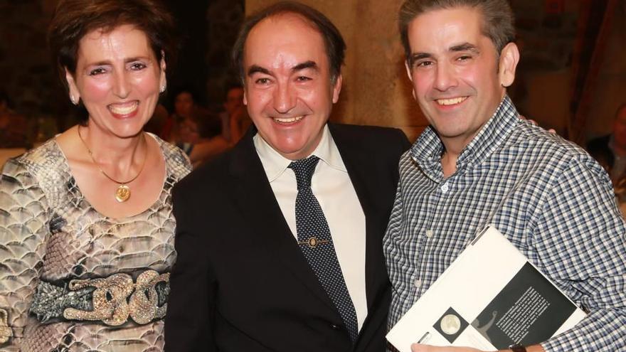 El doctor junto a los pacientes Loli Miniño y Mikel Garmendia durante una cena homenaje anterior.