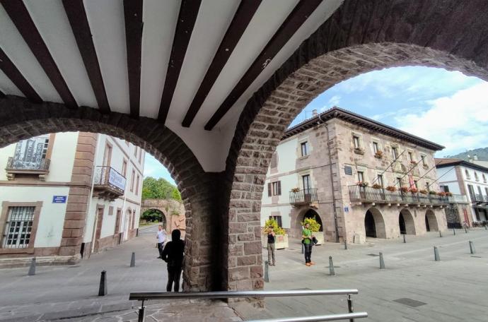 Fachada del Ayuntamiento de Baztan, a la derecha