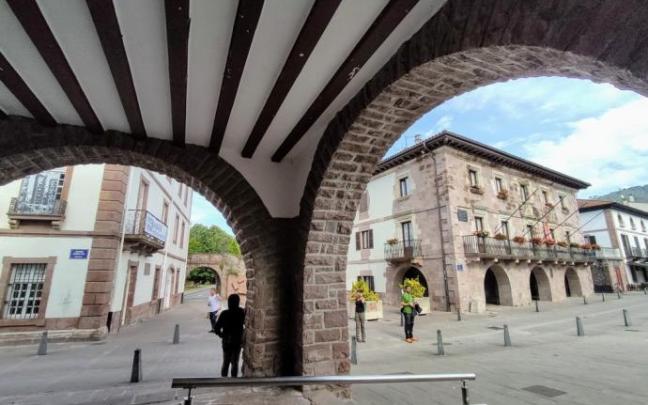 Fachada del Ayuntamiento de Baztan, a la derecha Fachada del Ayuntamiento de Baztan, a la derecha
