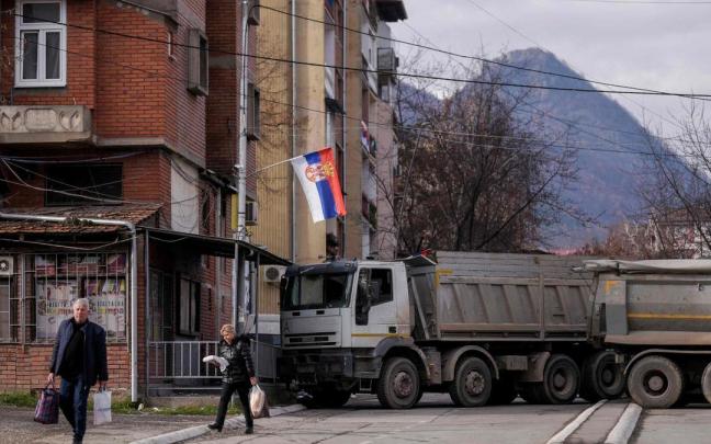 Dos camiones bloquean el tráfico en el norte kosovar. Dos camiones bloquean el tráfico en el norte kosovar.