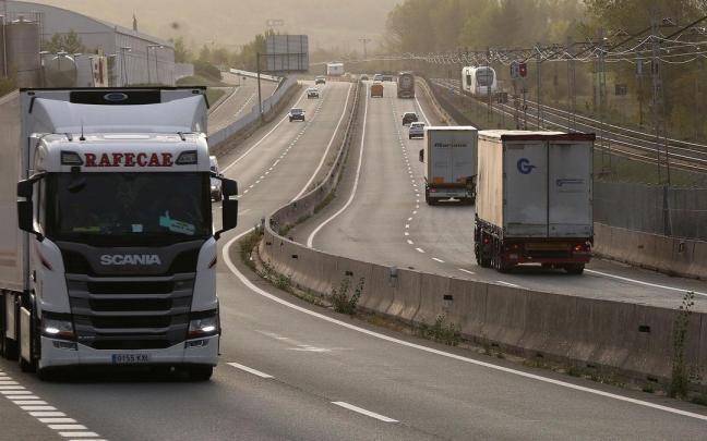 Camiones circulando por la A-1, vía con mayor tránsito de camiones.