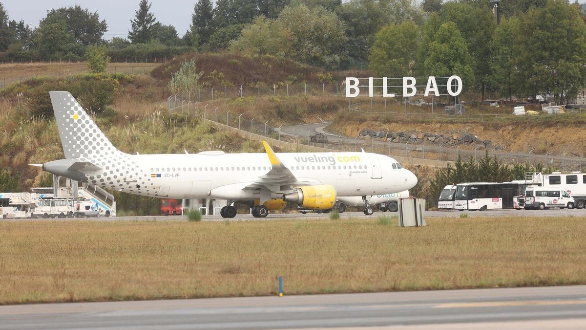 Una aeronave de Vueling a punto de dejar a sus pasajeros en la terminal aérea de Loiu