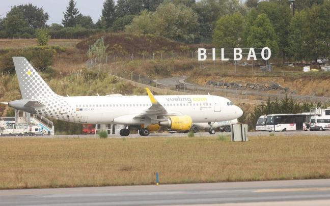 Una aeronave de Vueling a punto de dejar a sus pasajeros en la terminal aérea de Loiu