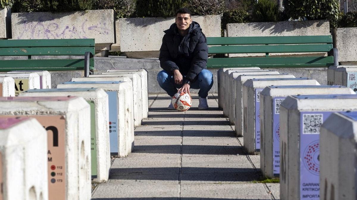 Jaime Dios, jugador de la Mutilvera, sujeta un balón en el parque de Yamaguchi.