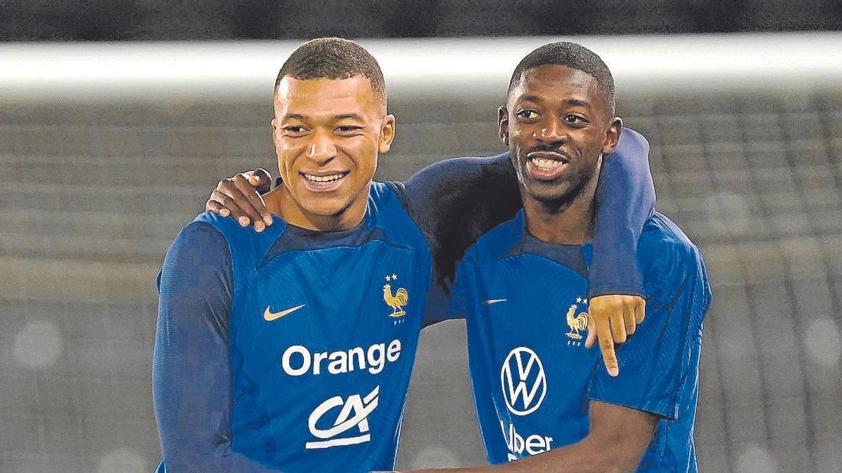 Kylian Mbappé se abraza a Ousmane Dembélé. | FOTO: E.P.