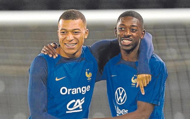 Kylian Mbapp&eacute; se abraza a Ousmane Demb&eacute;l&eacute;. | FOTO: E.P.