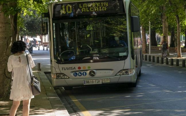 Una usuaria aguarda a la llegada de un autobús de Tuvisa Una usuaria aguarda a la llegada de un autobús de Tuvisa