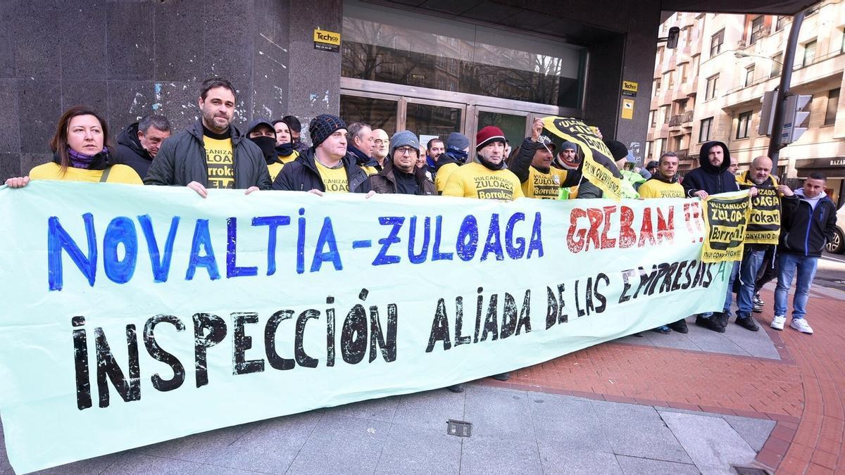 Trabajadores de Navantia y Vulcanizados Zulueta, ayer, ante la Inspección de Trabajo en Bilbao.