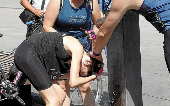 Udan garrantzitsua da etengabe ura edatea. | ARGAZKIA: PILAR BARCO