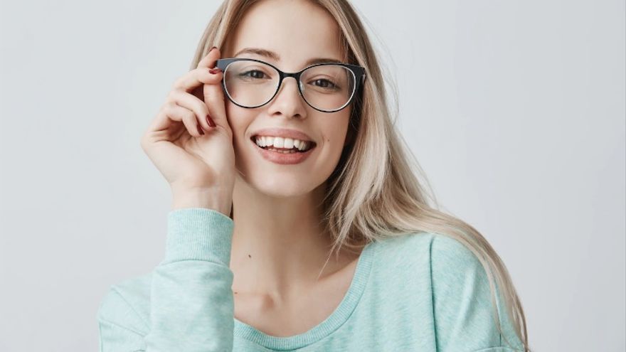 En el rostro ovalado sientan bien casi todos los tipos de gafas.