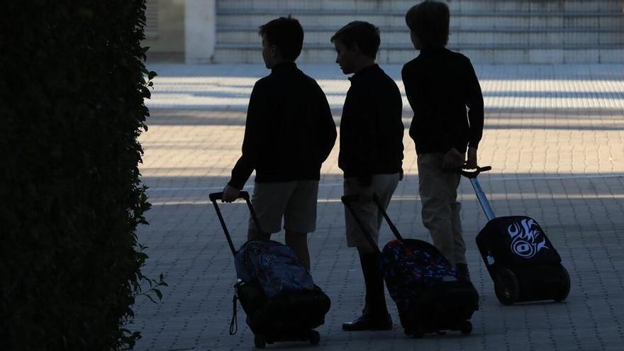 Varias niños de Primaria a la entrada del colegio