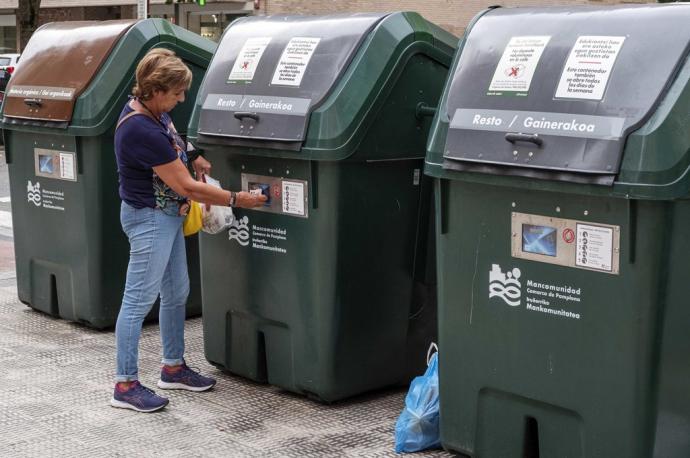 Una vecina de Azpilagaña, esta semana utilizando el contenedor de tarjeta para echar la basura.