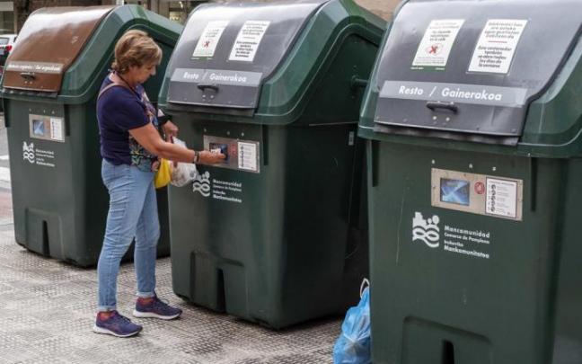 Una vecina de Azpilagaña, esta semana utilizando el contenedor de tarjeta para echar la basura. Una vecina de Azpilagaña, esta semana utilizando el contenedor de tarjeta para echar la basura.