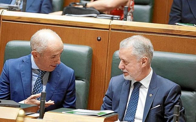 El vicelehendakari primero, Josu Erkoreka, conversa con el lehendakari, Iñigo Urkullu, durante el pleno de política general del pasado jueves. El vicelehendakari primero, Josu Erkoreka, conversa con el lehendakari, Iñigo Urkullu, durante el pleno de política general del pasado jueves.