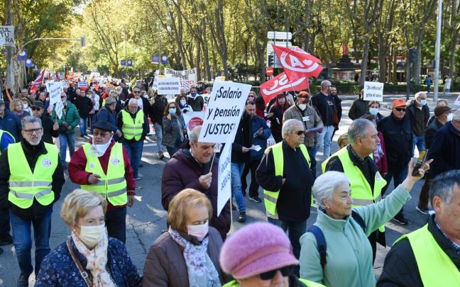 Vista de un grupo de personas en una manifestación para exigir una mejora de las pensiones y de los salarios acordes al IPC real. Vista de un grupo de personas en una manifestación para exigir una mejora de las pensiones y de los salarios acordes al IPC real.