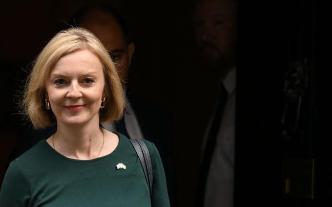 La primera ministra Liz Truss abandona el número 10 de Downing Street. La primera ministra Liz Truss abandona el número 10 de Downing Street.