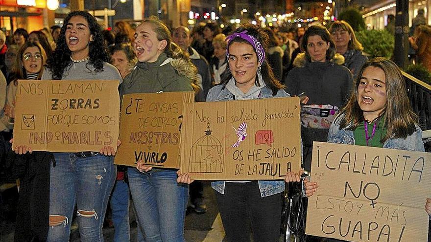 Jóvenes manifestándose por las calles de Gasteiz el 25N de hace tres años. | FOTO: ALEX LARRETXI