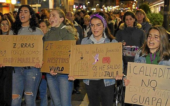 Jóvenes manifestándose por las calles de Gasteiz el 25N de hace tres años. | FOTO: ALEX LARRETXI