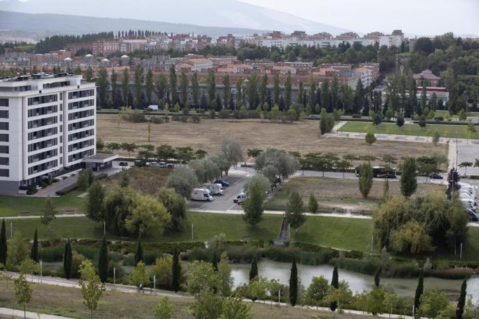 Parcela de Erripagaña en la que se ubicarán viviendas y una superficie comercial.