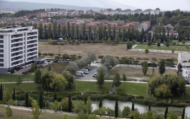 Parcela de Erripagaña en la que se ubicarán viviendas y una superficie comercial. Parcela de Erripagaña en la que se ubicarán viviendas y una superficie comercial.