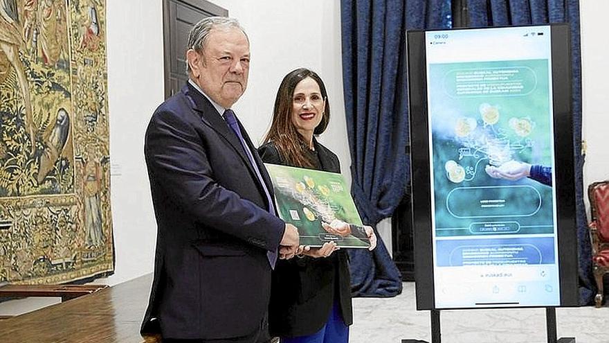 El consejero Pedro Azpiazu entrega el proyecto presupuestario a la presidenta del Parlamento Vasco, Bakartxo Tejería. | FOTO: EUROPA PRESS
