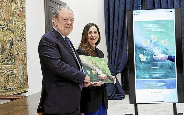 El consejero Pedro Azpiazu entrega el proyecto presupuestario a la presidenta del Parlamento Vasco, Bakartxo Tejer&iacute;a. | FOTO: EUROPA PRESS