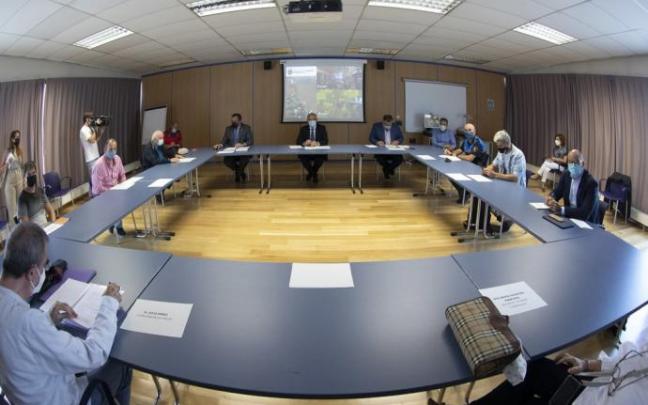 Asistentes a la primera reunión, presidida por el alcalde Maya y el consejero de Interior Javier Remírez.