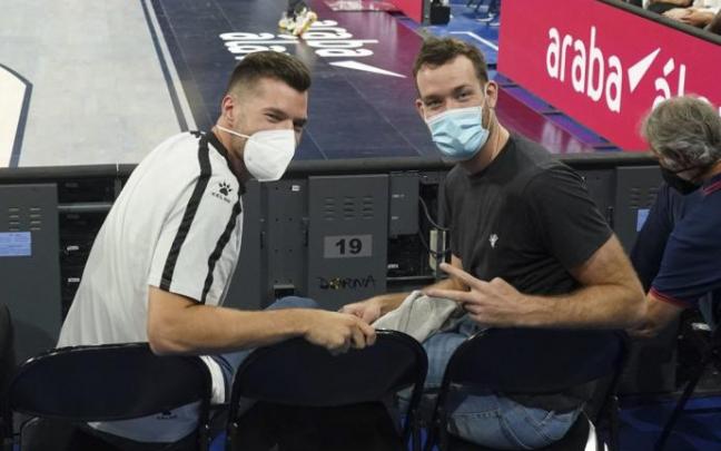 Peters, en la imagen con Costello, presencia desde detrás de la valla el amistoso contra el Sibiu