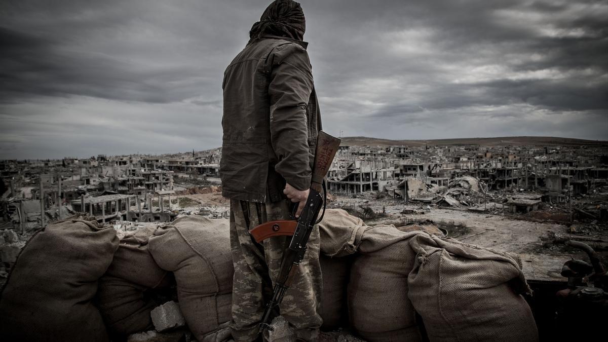 Un combatiente kurdo en la ciudad siria de Kobane.