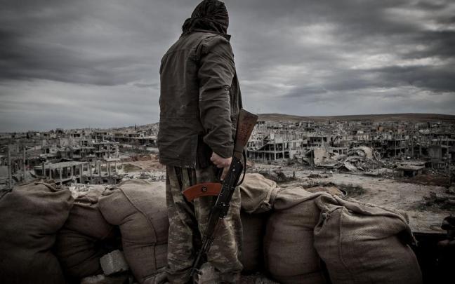 Un combatiente kurdo en la ciudad siria de Kobane.