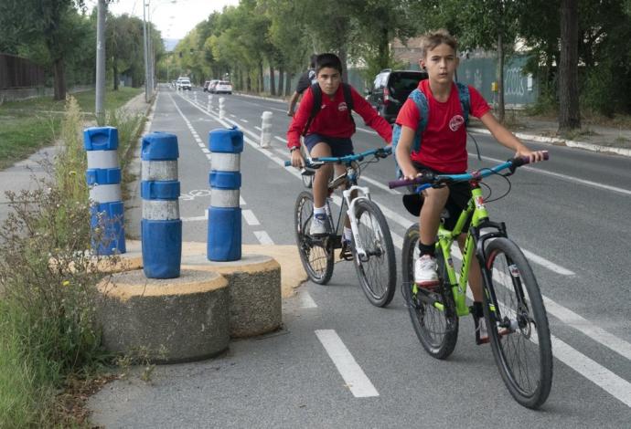 Dos ciclistas en un bidegorri.