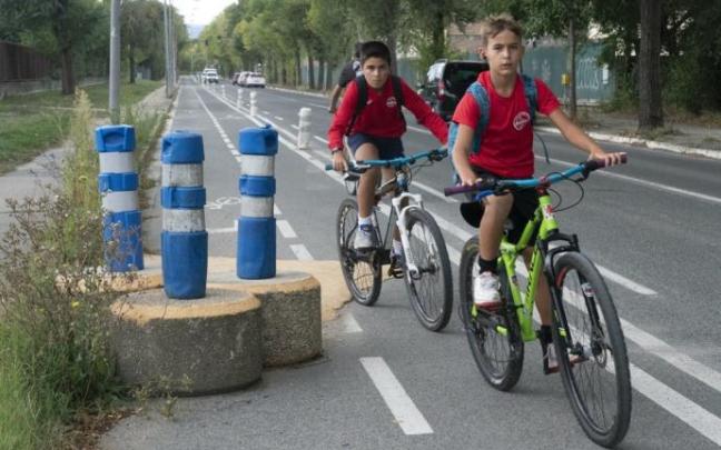 Dos ciclistas en un bidegorri.