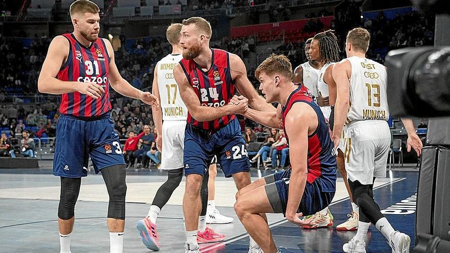 Giedraitis y Costello ayudan a Kotsar a levantarse durante el duelo contra el Bayern del pasado viernes. Foto: Jorge Mu&ntilde;oz