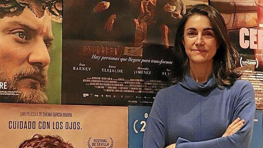 La realizadora Avelina Prat junto al cartel de su película 'Vasil'.