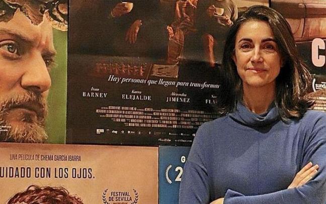 La realizadora Avelina Prat junto al cartel de su pel&iacute;cula 'Vasil'.